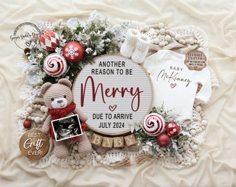 Könnte beinhalten: Eine Baby-Ankündigung zum Thema Weihnachten mit einer Buchstabenwand, auf der "Another reason to be Merry" und "Due to arrive July 2024" steht. Es gibt einen Teddybären, der ein Ultraschallbild hält, einen weißen Strampler mit dem Text "Baby McKinney" und ein Holzschild mit der Aufschrift "Best Gift Ever!"