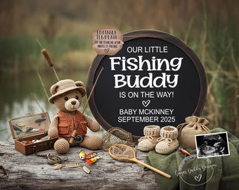 Op de afbeelding: Een bord van leisteen met de tekst "Our Little Fishing Buddy is on the way! Baby McKinney September 2025" omringd door een gehaakte teddybeer met een vissershoed, een visnet en een paar gehaakte babyschoentjes.