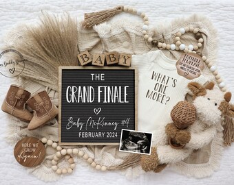 Peut inclure: Un tableau noir avec l'inscription "The Grand Finale Baby McKinney #4 February 2024". Un body blanc avec l'inscription "What's One More?" est à côté du tableau noir. Une pancarte en bois avec l'inscription "Here We Grow Again!" se trouve dans le coin inférieur gauche. Un animal en peluche, une paire de chaussons pour bébé et un collier de perles en bois sont également présents sur l'image.