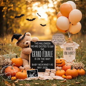 Könnte beinhalten: Eine Halloween-Schwangerschaftsankündigung mit einem Teddybär mit Hexenhut, der ein Schild mit der Aufschrift "The Grand Finale is on the way!" hält, mit Kürbissen, Luftballons und einem Baby-Body. Enthält ein Ultraschallbild.