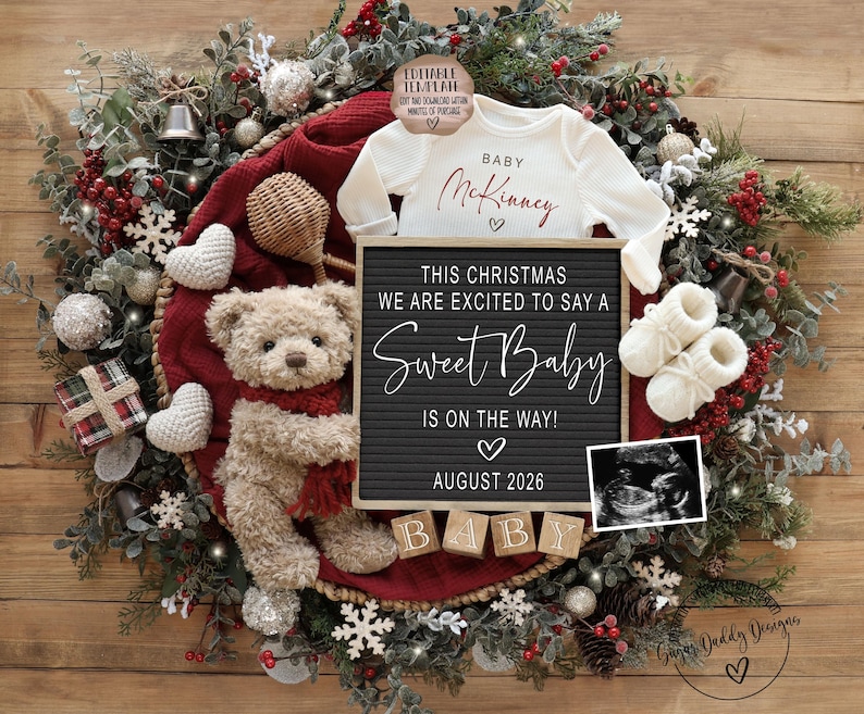 K&ouml;nnte beinhalten: Eine weihnachtliche Schwangerschaftsank&uuml;ndigung. Ein wei&szlig;er Strampler mit dem Namen "McKinney" und eine Buchstaben-Tafel mit der Aufschrift "Sweet Baby is on the way! August 2026". Die Ank&uuml;ndigung enth&auml;lt einen Teddyb&auml;ren, Babyschuhe und ein Ultraschallbild.