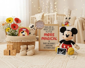 Puede incluir: Un anuncio de nacimiento en una guardería con un peluche de Mickey Mouse, una cesta con flores y zapatitos de bebé, y un cartel que dice "Nuestra vida está a punto de volverse un poco más mágica. Bebé McKinney llega en octubre de 2025."