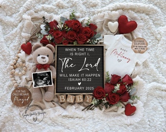 Pode incluir: Um anúncio de gravidez com um quadro de letras que diz "Quando o tempo estiver certo, o Senhor fará acontecer Isaías 60:22 Fevereiro 2025 Bebé". Há um urso de peluche segurando uma imagem de ultrassom, um macacão que diz "Bebé McKinney", rosas vermelhas e contas de madeira.
