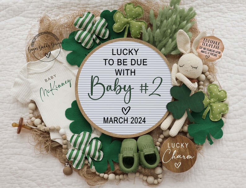 Puede incluir: Un body blanco con el texto "BABY McKinney" en &eacute;l, un letrero de madera con el texto "LUCKY TO BE DUE WITH Baby #2 MARCH 2024", un conejito de crochet y un letrero de madera con el texto "LUCKY Charm" rodeado de tr&eacute;boles verdes.
