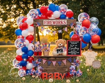 Puede incluir: Una exhibición festiva al aire libre con globos rojos, blancos y azules, un puesto de madera con la palabra "FIREWORKS" y un oso de peluche que sostiene un letrero que dice "We're Expecting". La exhibición incluye un body de bebé y la palabra "Baby".