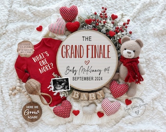 Puede incluir: Un pelele rojo con el texto "What's One More?"  Un letrero de madera con el texto "The Grand Finale Baby McKinney #4 September 2024" rodeado de corazones rojos y blancos, un osito de peluche y bloques de madera que deletrean "Baby".