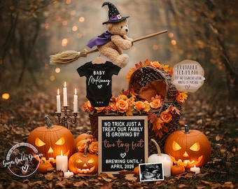 Könnte beinhalten: Eine Halloween-Ankündigung zur Schwangerschaft mit einem Teddybär mit Hexenhut auf einem Besen. Ein schwarzer Body mit "BABY McKinney" wird gezeigt. Kürbisse, Kerzen und ein Schild mit der Aufschrift "No trick just a treat our family is growing by two tiny feet" sind zu sehen.