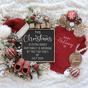 Neutrale digitale kerstzwangerschapsaankondiging, babyaankondiging december, sociale media, bewerkbare sjabloon, Two Tiny Feet