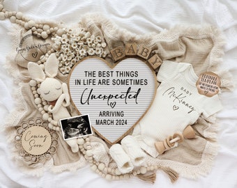 Op de afbeelding: Een genderneutrale baby-aankondiging met een hartvormig letterbord waarop staat: "De beste dingen in het leven zijn soms onverwacht, aankomst in maart 2024". Het letterbord is omringd door een wit gehaakt konijn, een kralenketting van hout, een houten bord met de tekst "Binnenkort", een wit rompertje met de tekst "Baby McKinney", een houten rammelaar en een witte echografiefoto.