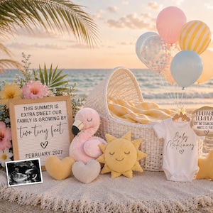 Könnte beinhalten: Strand-Themen-Schwangerschaftsankündigung mit einer Buchstaben-Tafel mit der Aufschrift "This Summer is Extra Sweet Our Family is Growing by Two Tiny Feet February 2027." Enthält einen Baby-Body, Plüschtiere, Luftballons und ein Ultraschallfoto.