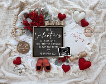 Könnte beinhalten: Eine Valentinstags-Schwangerschaftsanzeige mit einem Buchstabenbrett, auf dem steht "This Valentine is extra sweet our family is growing by two tiny feet! February 2025". Es gibt einen weißen Strampler mit dem Text "Baby McKinney" und ein Ultraschallbild. Die Anzeige ist umgeben von roten und weißen Herzen, einer Holzperlenkette und einem Paar roten Baby-Mokassins.