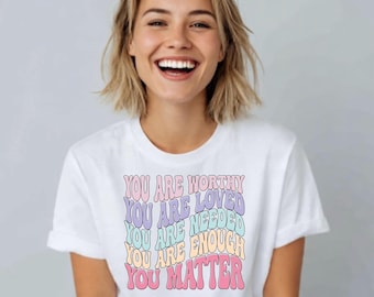 Camiseta con afirmación de salud mental PNG: Cita "Eres amado, importas", texto retro ondulado, diseño de camiseta imprimible