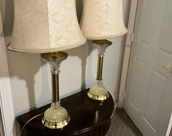 Par de lámparas tipo candelabro de cristal tallado, años 50, con base de latón