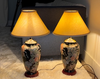 Lámparas de mesa raras de cerámica negra y latón estilo chinoiserie de mediados del siglo XX (un par)