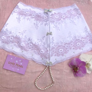 Feiner weißer Leaves Lace Pearls String mit Rosenquarz Kristall. Handgefertigt und mit Swarovski-Kristallen, Sexy Dessous, Braut