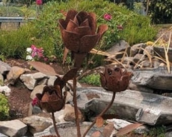 Gesneden metalen roos bloem plantenstaak tuin tuin buiten gazon landschap decor