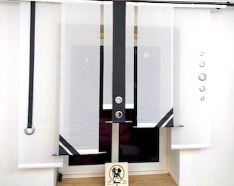 Może przedstawiać: Białe zasłony okienne z czarnymi i srebrnymi akcentami. Zasłony wykonane są z przezroczystej tkaniny i mają nowoczesny design.