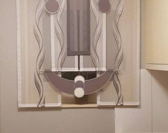Può includere: Un set di tende per finestre con motivo bianco e grigio con un design geometrico che presenta cerchi e linee ondulate. Le tende sono appese in una cucina con un piano di lavoro bianco e un piano cottura nero.