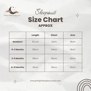 Op de afbeelding: Een maattabel voor babyslaappakjes, met de maten in centimeters voor lengte, borst en arm. De tabel bevat maten voor pasgeborenen, 0-3 maanden, 3-6 maanden en 6-12 maanden.