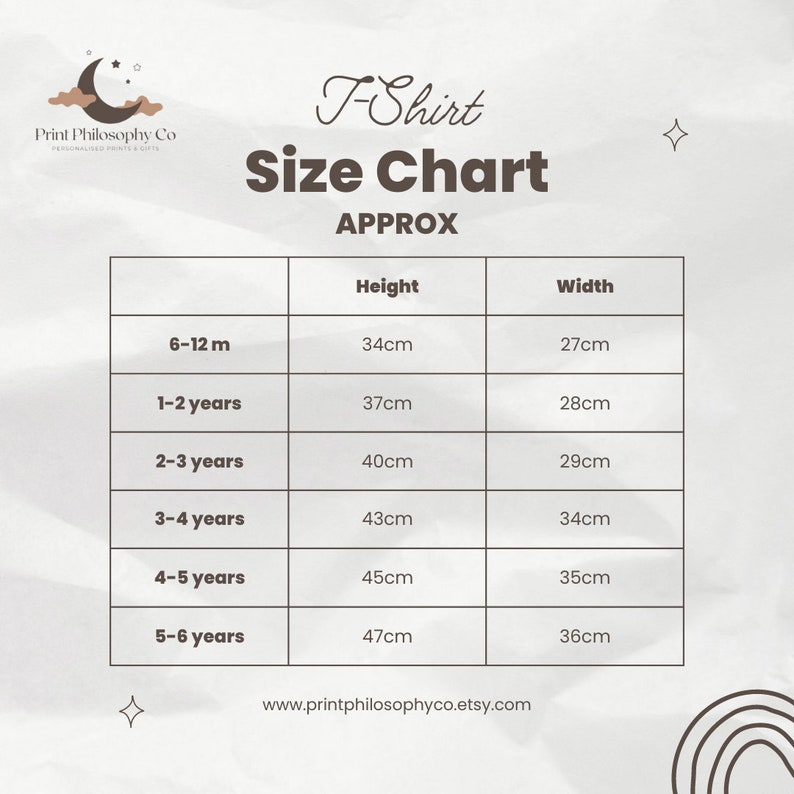 Peut inclure: Tableau des tailles de t-shirt avec des mesures en centim&egrave;tres pour diff&eacute;rents &acirc;ges, de 6 &agrave; 12 mois &agrave; 5 &agrave; 6 ans. Le tableau indique la hauteur et la largeur approximatives de chaque taille.