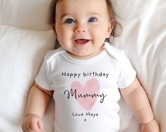 Peut inclure: Un body bébé blanc avec un cœur rose aquarelle et le texte "Happy birthday Mummy Love Maya x".