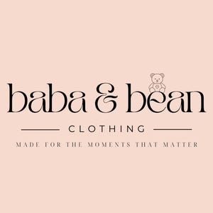 Pode incluir: Um log&oacute;tipo rosa p&aacute;lido com o texto preto baba & bean, um e comercial e um pequeno &iacute;cone de um urso de peluche em linhas sobre a segunda palavra. Abaixo, a palavra CLOTHING centrada entre duas linhas horizontais, seguida do texto MADE FOR THE MOMENTS THAT MATTER.