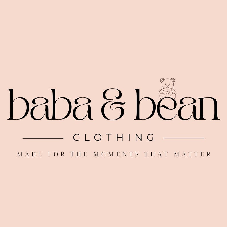 Pode incluir: Um log&oacute;tipo rosa p&aacute;lido com o texto preto baba & bean, um e comercial e um pequeno &iacute;cone de um urso de peluche em linhas sobre a segunda palavra. Abaixo, a palavra CLOTHING centrada entre duas linhas horizontais, seguida do texto MADE FOR THE MOMENTS THAT MATTER.