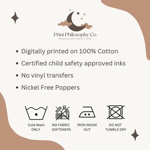 Peut inclure: Un graphique blanc avec du texte noir et des ic&ocirc;nes d&eacute;crivant les instructions d'entretien d'un produit 100% coton. Le texte indique "Imprim&eacute; num&eacute;riquement sur 100% coton", "Encres certifi&eacute;es sans danger pour les enfants", "Pas de transfert vinyle" et "Poches sans nickel". Les ic&ocirc;nes montrent une machine &agrave; laver avec un r&eacute;glage d'eau froide, une bouteille d'adoucissant barr&eacute;e, un fer &agrave; repasser avec un point &agrave; l'int&eacute;rieur et un cercle barr&eacute;.