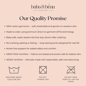 Pode incluir: Um gr&aacute;fico informativo rosa claro intitulado Baba & Bean Clothing Our Quality Promise. Lista caracter&iacute;sticas como 100% algod&atilde;o, impress&atilde;o DTG, tintas seguras para beb&eacute;s, molas sem n&iacute;quel, certifica&ccedil;&otilde;es OEKO-TEX e SEDEX e &iacute;cones de lavagem.