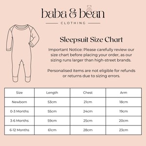 Pode incluir: Uma tabela de tamanhos de pijama rosa claro para baba & bean clothing. O gr&aacute;fico inclui um desenho de linha de um pijama de manga comprida e uma tabela listando tamanhos de rec&eacute;m-nascido a 12 meses com medidas de comprimento, peito e bra&ccedil;o em cm.