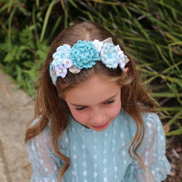 Modèle de bandeau à fleurs au crochet