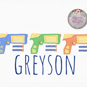 Puede incluir: Un fondo blanco con tres pistolas láser de juguete en azul, verde y naranja. Las pistolas están alineadas horizontalmente con el nombre Greyson escrito en azul debajo.