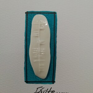 Fáilte (gaélico para "Bienvenido") - Tarjeta hecha a mano con relieve de porcelana