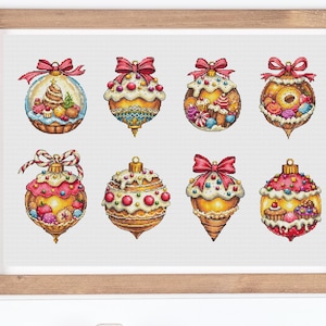 Könnte beinhalten: Ein gerahmter Druck mit acht farbenfrohen Weihnachtsbaumkugel-Designs. Jede Kugel ist mit Süßigkeiten verziert und mit einer roten Schleife versehen. Die Kugeln weisen eine Vielzahl von Formen und Designs auf, darunter runde, tropfenförmige und konische Formen.