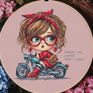 Kruissteekpatroon baby op een fiets – schattig meisje op motorfiets pdf – modern borduurontwerp