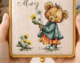 Wzór haftu krzyżykowego „May Bear”, uroczy miś w formacie PDF, wiosenna dekoracja pokoju dziecięcego z mniszkiem lekarskim