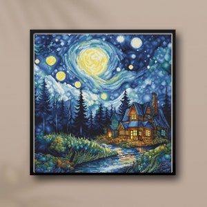 Könnte beinhalten: Eine Kreuzstich-Stickerei, die ein Haus mit beleuchteten Fenstern in einem Wald unter einem sternenklaren Nachthimmel zeigt. Der Himmel ist ein wirbelndes Blau mit gelben Sternen und einem großen gelben Mond.