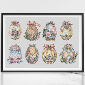 Może przedstawiać: Oprawiony wydruk przedstawiający osiem dekoracyjnych jaj wielkanocnych. Każde jajo zdobione jest pastelowymi kolorami, kwiatowymi akcentami i wstążkami. Wzór krzyżykowy idealny do wiosennych dekoracji.