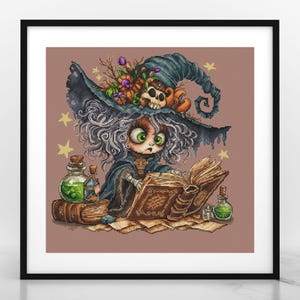 以下が含まれることがあります： 紫色の髪と青い帽子をかぶったかわいい漫画の魔女が魔法の呪文の本を読んでいます。彼女は魔法薬の瓶やその他の魔法のアイテムに囲まれています。