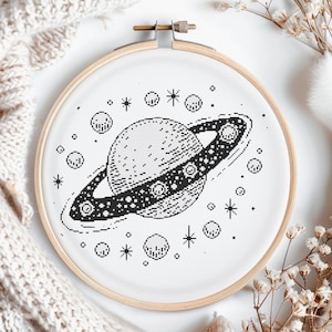 Patrón de punto de cruz en PDF – Bordado celestial gótico de Saturno – Muestrario espacial de brujería moderna – Gráfico planetario de descarga digital
