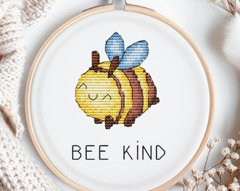 Wzór haftu krzyżykowego "Bee Kind". Urocza pszczółka w formacie PDF. Nowoczesny, pozytywny cytat w formie schematu haftu krzyżykowego "Saga".