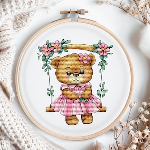 Kruissteekpatroon teddybeer op een schommel. Digitaal patroon voor verschillende beroepen. Schattige teddybeermeisje handborduurpatroon borduurpatronen