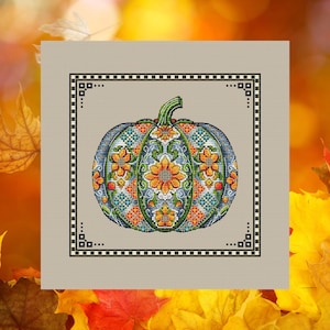 Puede incluir: Un diseño de punto de cruz de una calabaza con un tallo verde y intrincados patrones florales en naranja, amarillo, azul y turquesa. La calabaza está centrada en un fondo beige, enmarcada por un borde blanco y negro. El diseño evoca el otoño.
