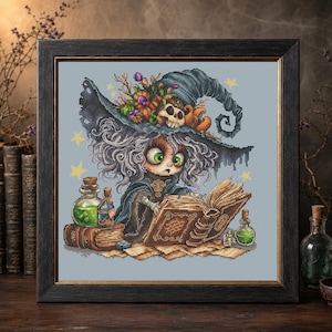Pode incluir: Um bordado em ponto cruz emoldurado apresentando um personagem de olhos grandes usando um chapéu de bruxa grande, escuro e esfarrapado, adornado com abóboras e uma caveira. O personagem lê um livro aberto cercado por frascos de vidro.
