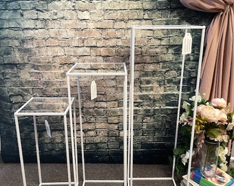Jardinière en métal blanc : pièce maîtresse de mariage avec plateau en acrylique