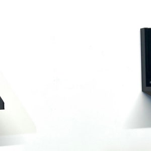 Puede incluir: Dos estanter&iacute;as de pared geom&eacute;tricas negras montadas en una pared blanca. Las estanter&iacute;as tienen un dise&ntilde;o angular moderno con forma triangular. Las estanter&iacute;as est&aacute;n hechas de un material negro mate y proyectan sombras en la pared.