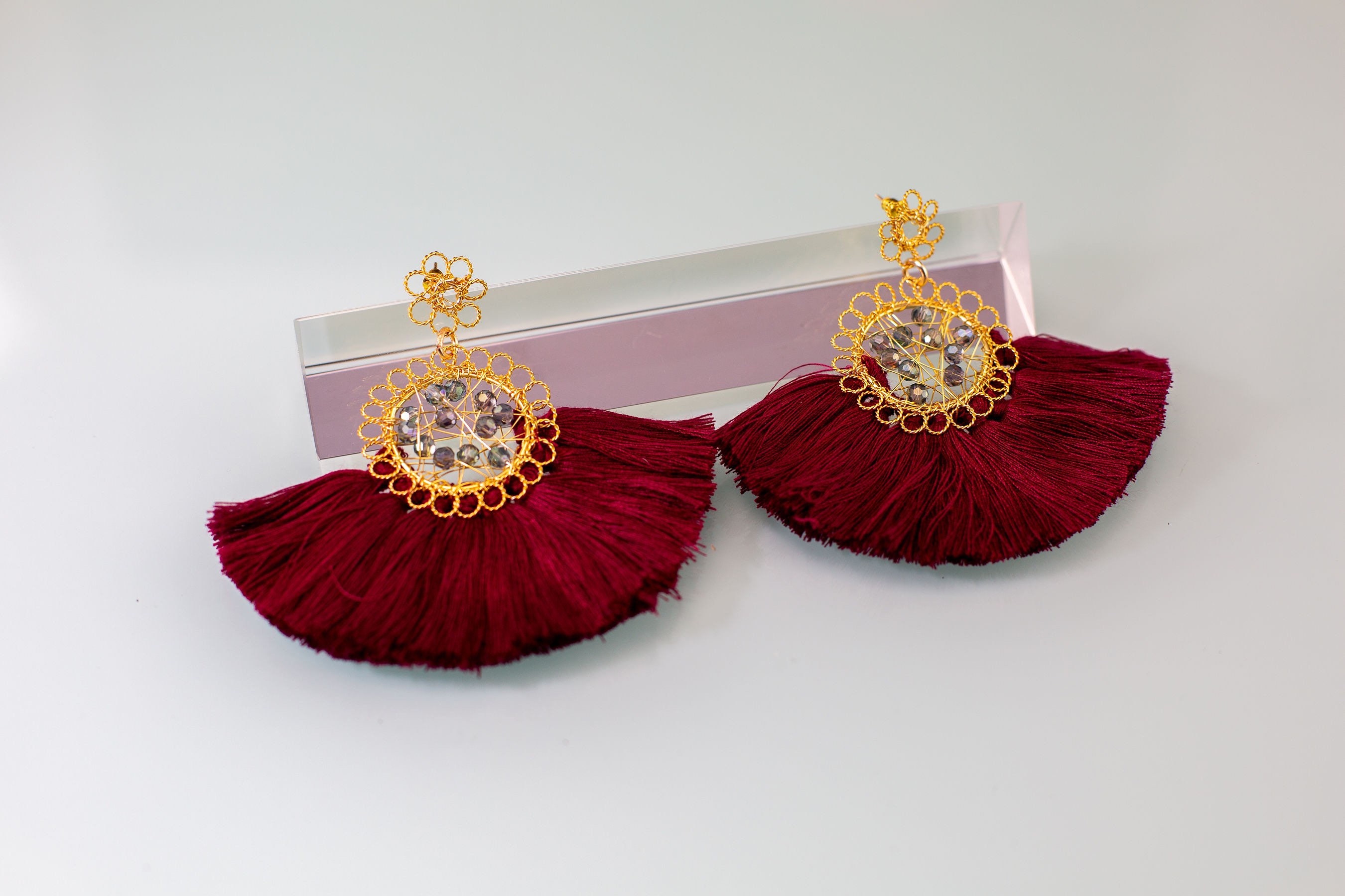 Luxury earrings handmade embroidered in thread and copper. Etsy Nederland