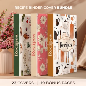 Könnte beinhalten: Ein Satz von drei Rezeptordner-Hüllen mit verschiedenen Designs. Die Hüllen sind grün, cremefarben und orange. Die grüne Hülle hat ein florales Design mit Pilzen und Beeren. Die cremefarbene Hülle hat ein florales Design mit weißen Blumen. Die orangefarbene Hülle hat ein Küchenutensilien-Design mit einer Teekanne, Tassen und Löffeln. Der Text "Rezepte" steht auf jeder Hülle.