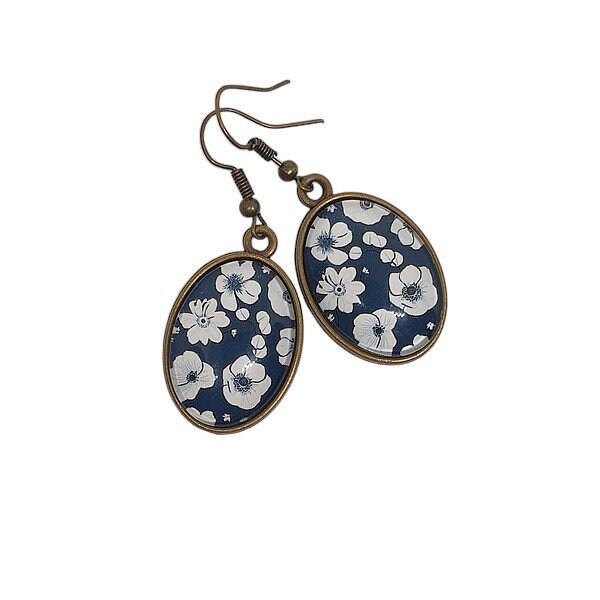 Boucles d'oreilles pendante femme ovale métal couleur bronze Cabochon verre Fleur blanche fond bleu