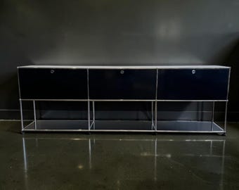 Vintage USM Haller zwarte opbergkast uit de jaren 60, dressoir/credenza in mid-century modern stijl.